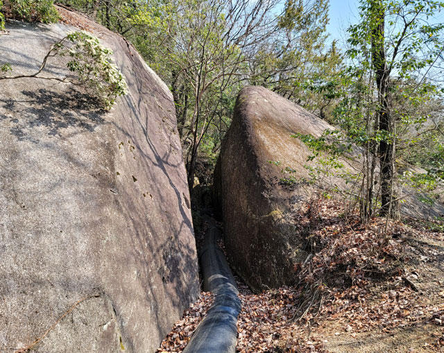 岩と岩の間に水路