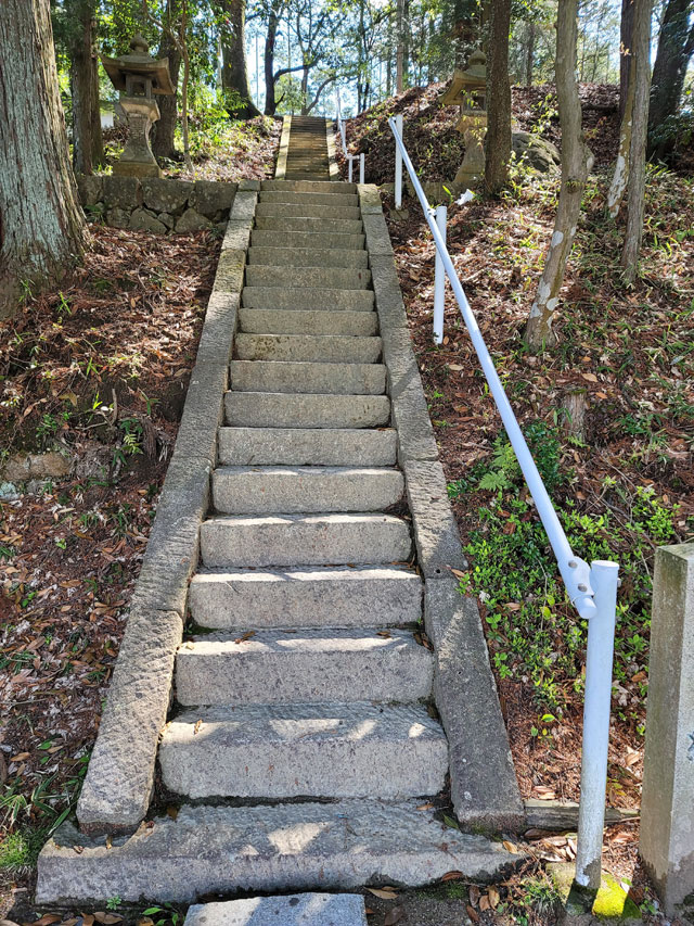 丸山神社の石の階段