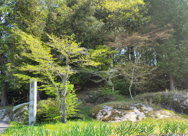 丸山神社の境内いたるところに巨岩巨石が露出