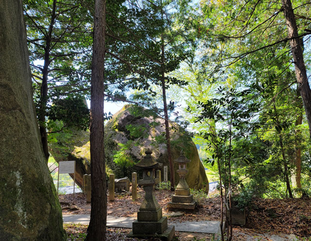 丸山神社の尾が跳ね上がったような巨岩（ふな岩）