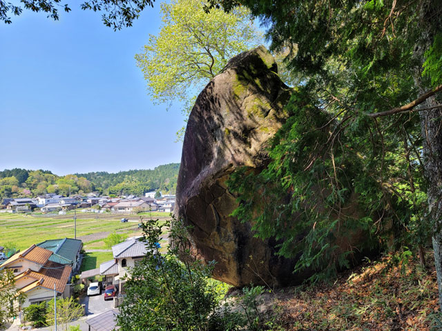 丸山神社のふな岩（下には民家）