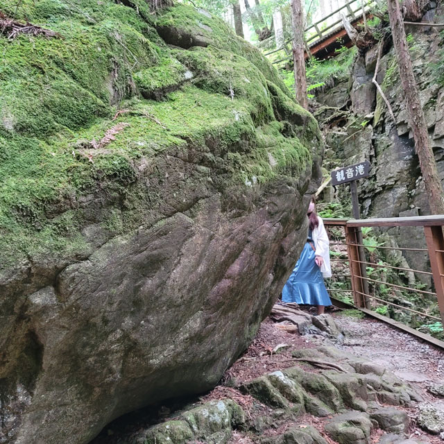 巨岩と観音滝の看板