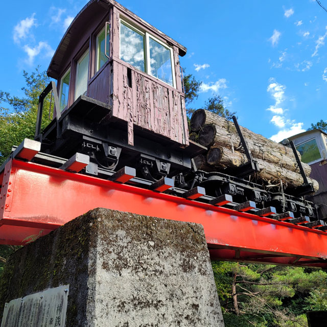 丸太を運ぶ森林鉄道