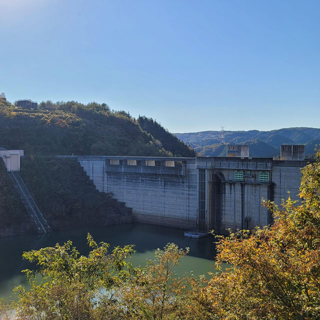 高さ114メートルの重量式コンクリートダム（小里川ダム）