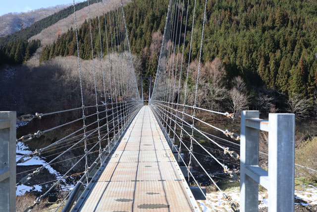長さ130メートルの七間飛吊橋