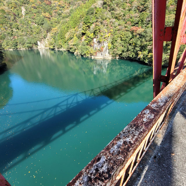 丸山ダムに旅足橋の影が写ってる（2021年11月撮影）