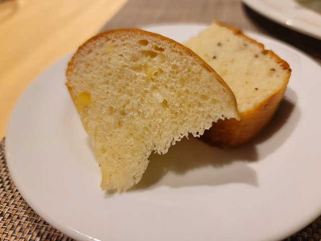 栗の入ったパンともう1つのパン。